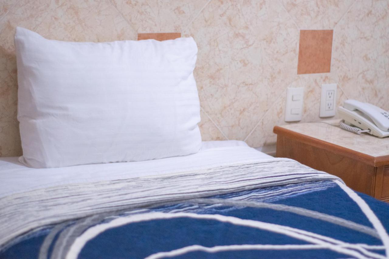 Hotel Niza Zona Piel レオン エクステリア 写真