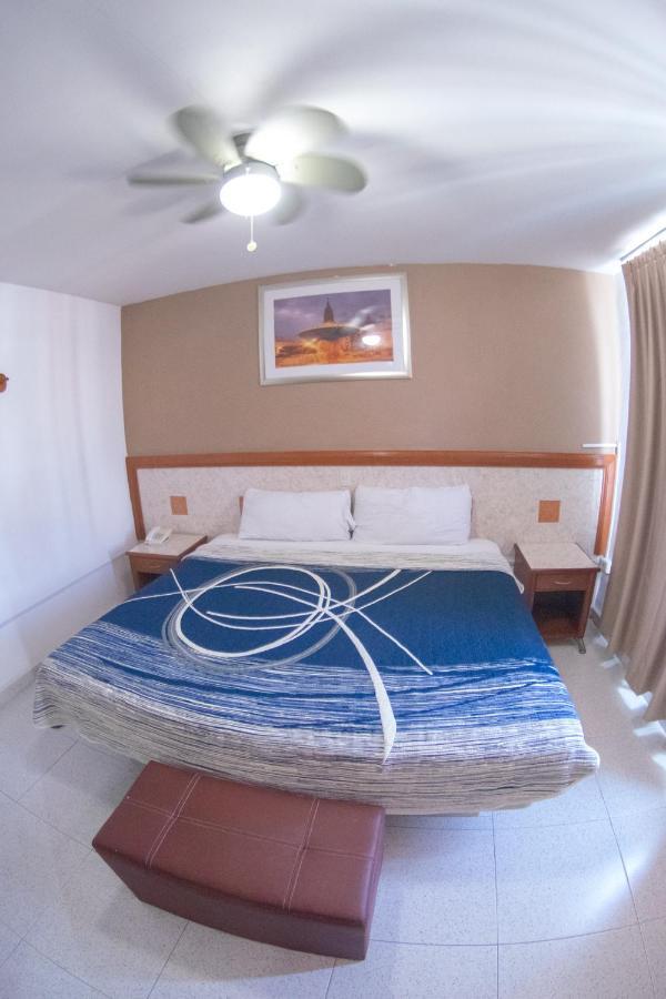 Hotel Niza Zona Piel レオン エクステリア 写真
